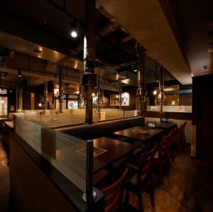 The spacious floor can accommodate large gatherings such as corporate banquets, year-end parties, and class reunions.The seating arrangement can be adjusted flexibly, allowing participants to see the entire area and create a unified layout.It is a large space that can be relied upon for special gatherings, allowing even large banquets to be held comfortably.