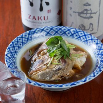 【お酒と相性抜群◎】甘辛く味付けされた≪あら炊き≫や≪お刺身≫などの豊富な一品メニュー/330円(税込)～