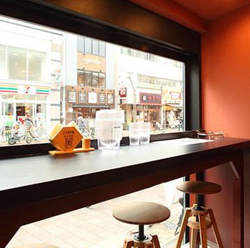 【旅行気分を味わえる、特別な空間】高田馬場駅から徒歩5分の立地にある当店は、店内に入るとまるで中国の街角にいるかのような雰囲気が広がり、旅行気分！視覚でも楽しめる演出が施されておりますので、サークルの打ち上げや2次会利用も盛り上がることでしょう♪ぜひご利用ください！