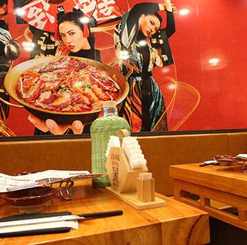 【お子様連れでも安心の居心地】当店は、お子様連れのお客様でも安心してご利用いただけるよう、広々とした席を用意しています。落ち着いた雰囲気の中で、家族や友人と楽しいひとときを過ごすことができます。また、貸切も可能なので、特別なイベントにもおすすめです。心温まるひとときをお楽しみください！