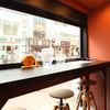 窓際にカウンター席がございます。