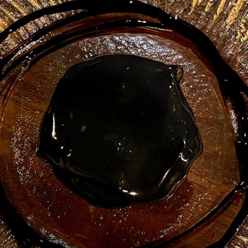 エデンの黒い秘宝　生ハムとフルーツの黒いタルト