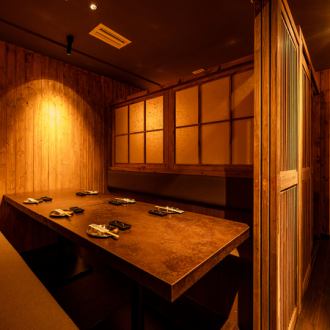 和気あいあいと宴会を楽しむテーブル席！少人数様グループでのご利用の際におすすめです！木材の温かみを感じる和やか空間で心落ち着く食事の席をお楽しみください♪昔ながらの大衆居酒屋と斬新な創作和食のコラボレーション！