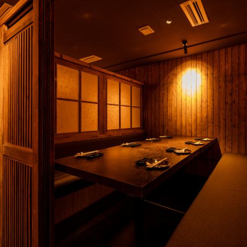 カジュアルな接待やお仲間内でしっぽりと宴会・お食事・お酒が楽しめるテーブル席でどうぞ！2名様の少人数から団体様までのお席を多数ご用意しております！お席を繋げれば団体様でもテーブル席でご利用いただけます！会社の部署宴会や打ち上げなどにも最適な空間です！