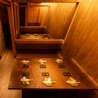 レトロポップをイメージした店内も、中国のSNSやグルメサイトを通じて人気で、話題を聞きつけたカップルや女子グループで埋め尽くされて賑わっています♪