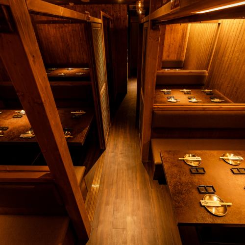 開放的で広々した店内は100席以上ご用意！2名様など少人数様から団体様まで、ご利用人数や用途に応じたお席にご案内いたします！