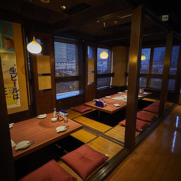 団体席から少人数様までと幅広いニーズに応えられるお席を用意しております。2階も50名様までで貸し切り対応可能です。定期的な空気の入れ替えを行い卓上にはアルコールジェルも用意しております。周りの目を気にせずゆったり楽しいひと時をお過ごしください。