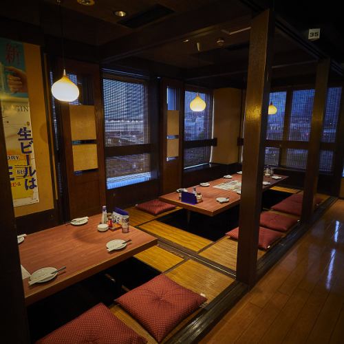 <p>団体席から少人数様までと幅広いニーズに応えられるお席を用意しております。2階も50名様までで貸し切り対応可能です。定期的な空気の入れ替えを行い卓上にはアルコールジェルも用意しております。周りの目を気にせずゆったり楽しいひと時をお過ごしください。</p>