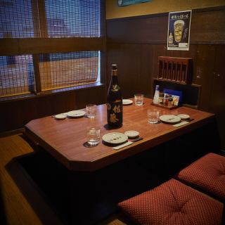 4名様まで座れる大きいテーブルタイプです♪テーブル、座敷、個室と、豊富な席タイプをご用意。女子会、合コン、仕事帰りのサク飲み、接待など、利用シーンに応じて最適なお席にご案内可能です。