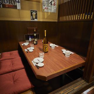 周りを気にせずご利用いただけるテーブルタイプの個室です♪ゆったりと落ち着いた雰囲気を演出。グループでのにぎやかな利用から、お一人様のしっとり晩酌まで、どんな方にも心地よくお過ごしいただけるよう配慮しています。