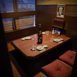 移動可能で2名様からご利用頂けます♪靴を脱いでゆったり過ごせる座敷席が人気です。仲間と肩を並べて会話が弾む時間をお過ごしいただけます。送別会・歓迎会にも最適です。