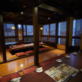 8名様まで座れる大きいテーブルタイプです♪会社の宴会やグループ利用におすすめなのが、掘りごたつスタイルの席。人数に応じて柔軟にレイアウトが可能。足元らくらくでリラックスしながら料理と会話を楽しめる空間は、幹事様からも好評です。