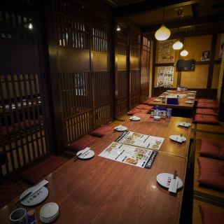 周りを気にせずご利用いただけるテーブルタイプの個室です♪木目調の空間に、カジュアルな雰囲気をミックスしたバランスの良い内装。