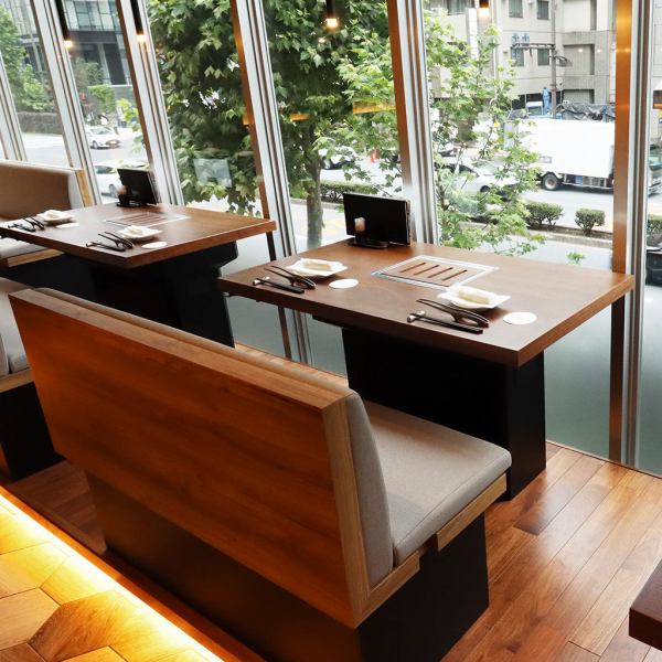 窓際席からは景色を眺めながらお食事を楽しめます。神保町・九段下駅から徒歩圏内で、靖国神社や武道館へのお立ち寄りにも便利。特別なひとときにぜひ十勝ハーブ牛をご堪能ください。