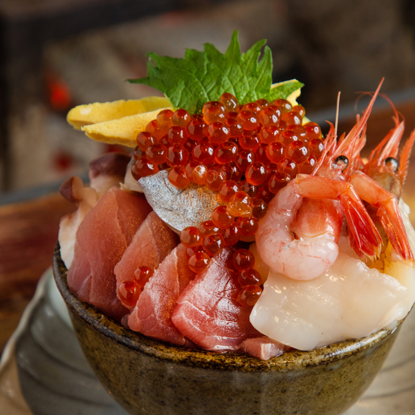 【豪快☆】「美味しい」が溢れんばかりの『お任せ10種盛り海鮮丼』