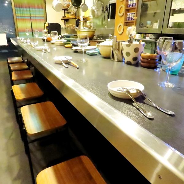 [For individuals and couples] Our restaurant has 6 counter seats that are perfect for individuals and couples. We also have an open kitchen, so you can see the chef cooking right in front of you. You can enjoy it♪