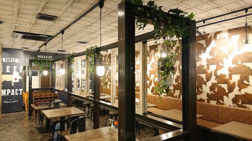 <p>餐廳擁有平靜而現代的氛圍。桌子座位和吧台座位寬敞，無論是與家人還是獨自一人用餐，都是可以放鬆身心的人氣場所。</p>