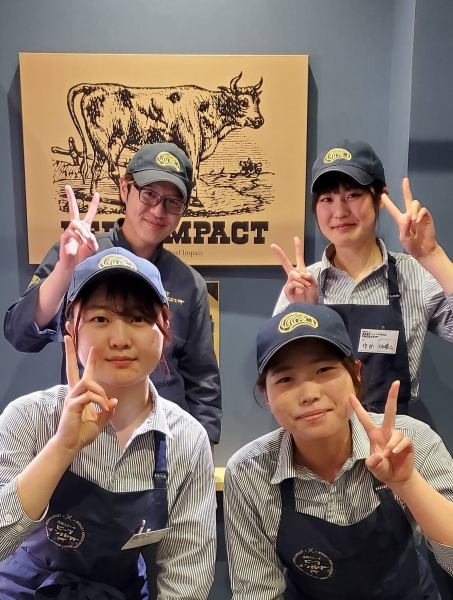 Our staff members are all working together in a friendly and energetic manner! All of our staff members are working together to create a lively and lively store!