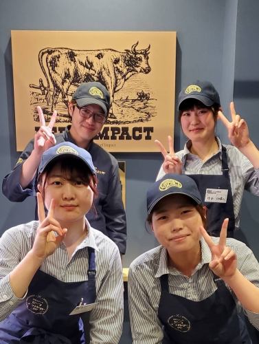 <p>Our staff members are all working together in a friendly and energetic manner! All of our staff members are working together to create a lively and lively store!</p>