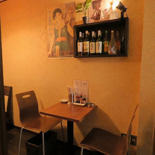 店内には2名用のお席があり、落ち着いた雰囲気の中でゆっくり会話を楽しめるのが魅力。デートや親しい友人との食事にぴったりの空間で、北海道の味覚を囲みながら特別な時間を過ごせます。小ぢんまりとしたレイアウトが、まるで隠れ家のような居心地の良さを演出します。