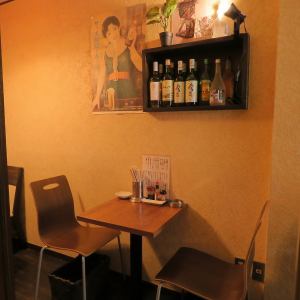 2名用のお席は、デートや親しい友人との会話をゆったり楽しめる空間。席間も適度に保たれていて、落ち着いた雰囲気の中で北海道の味覚を堪能できます。