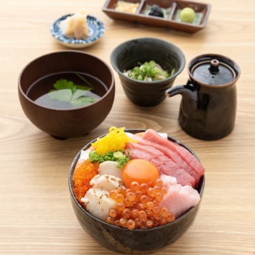 これぞ贅沢の極み！黒田飯で仕入れる全てのネタを盛り付けた、ボリューム満点【黒田飯特盛丼】♪