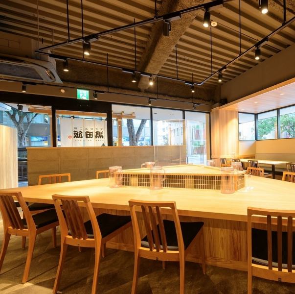 【自然光と夜のムードが織りなす魅力】大きな窓から差し込む自然の光が、日中は心地よい明るさを演出。お昼のカジュアルな雰囲気から、夜は落ち着いたライティングが心地よい大人の空間へと変わります。友人との楽しい時間や、大切な人との特別な夜を満喫できる場所です♪お洒落で居心地の良い空間をぜひ体験してください！