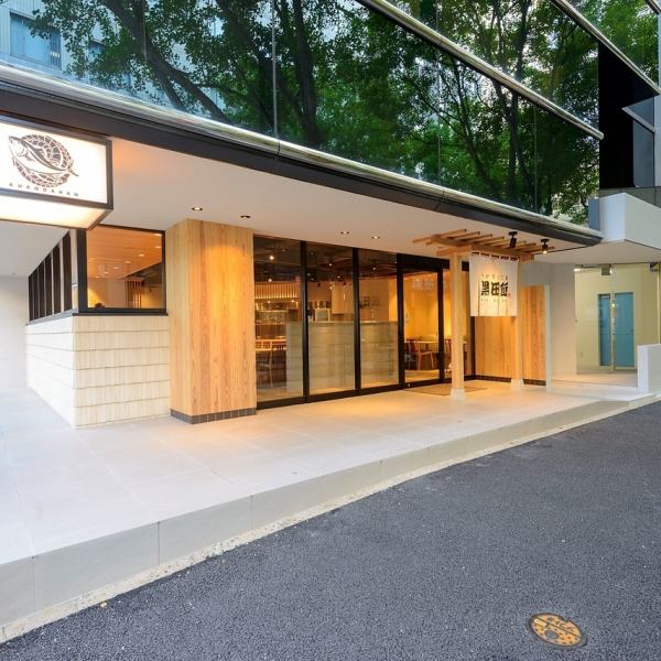 【気軽に立ち寄れる美味しい場所♪】地下鉄七隈線博多駅東6番出口より徒歩約3分。アクセス良好で通りに面した当店は、気軽に立ち寄れる絶好のロケーション！大きなガラス張りの入り口からは、活気ある店内の雰囲気を一目で感じられます◎お昼から夜まで営業しており、お友達とのランチやデートなどにもぴったりなお店です！