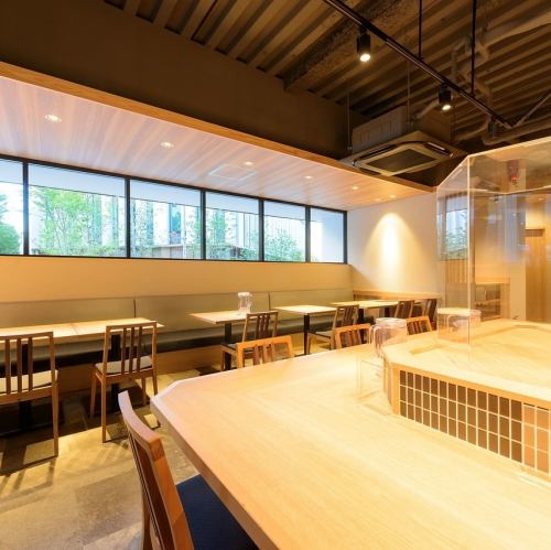 【ご家族や少人数での利用に◎】広々としたテーブル席をご用意しております。壁側のお席はソファになっており、ゆったりとお過ごしいただけます。ご家族でのご利用や、ご友人との集まりにも最適です。