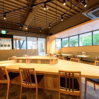 【大人数でも利用可能】店内中央には大型の三角形型のテーブルを配置。お一人様でも、大人数でテーブルを囲んでもご利用いただけます。料理にぴったりのお酒のご用意もございますので、宴会などでの利用にもおすすめです!