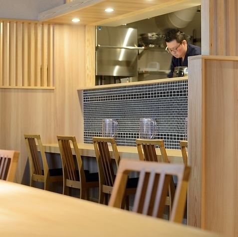 新鮮な海の幸と美酒は、当店の特等席でもお楽しみいただけます。