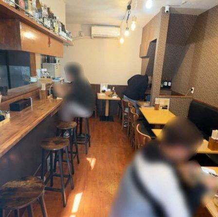 <p>少人数利用にぴったりなテーブル席やカウンター席をご用意しています。落ち着いた内装と適度な距離感で、デートや友人との食事にもぴったり♪柔らかな照明が心地よさを演出し、プライベートな時間をリラックスしてお楽しみいただける空間です☆</p>