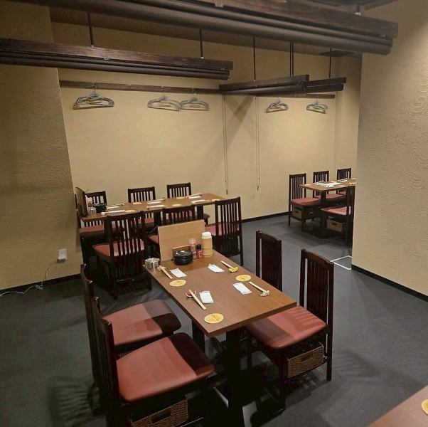 【和の風情漂うくつろぎの空間】木と石の自然素材が溢れ、和の風情が漂う広々とした空間で、心地よくお食事を楽しんでいただけます。ソファ席やゆとりあるカウンター席もご用意しております。店内奥には半個室席もあり、ご宴会シーンにもぴったりです。和の風情が漂うくつろぎの空間で素敵なひとときをお過ごしください♪