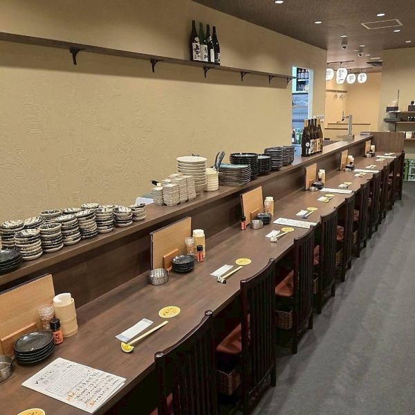 【広々としたカウンター席でお食事をお酒をご堪能】店内には広いカウンター席があり、ゆとりのある空間でお食事を楽しむことができます。木と石の自然素材が演出する和の風情に包まれながら、料理の調理風景を見ながら食事を楽しむことができます。カウンター席での贅沢なひとときをお過ごしください♪