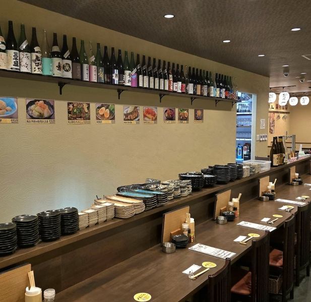 【広々としたカウンター席でお食事をお酒をご堪能】店内には広いカウンター席があり、ゆとりのある空間でお食事を楽しむことができます。木と石の自然素材が演出する和の風情に包まれながら、料理の調理風景を見ながら食事を楽しむことができます。カウンター席での贅沢なひとときをお過ごしください♪