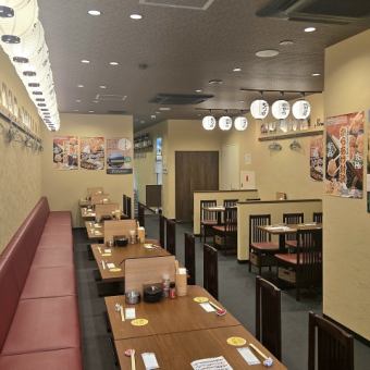 【2名～4名様テーブル】少人数様テーブル席は、お仕事帰りに気軽にご利用頂けます。