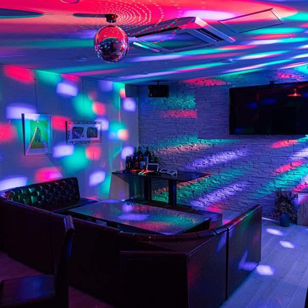 当店は、最大22名様がくつろげる広々としたパーティールームを完備しています。ミラーボールが輝くゴージャスな空間は、特別な宴会や女子会にぴったり。照明を調整することで、落ち着いた雰囲気にも切り替え可能です。大人の秘密基地のような空間で、特別なひとときをお楽しみください。