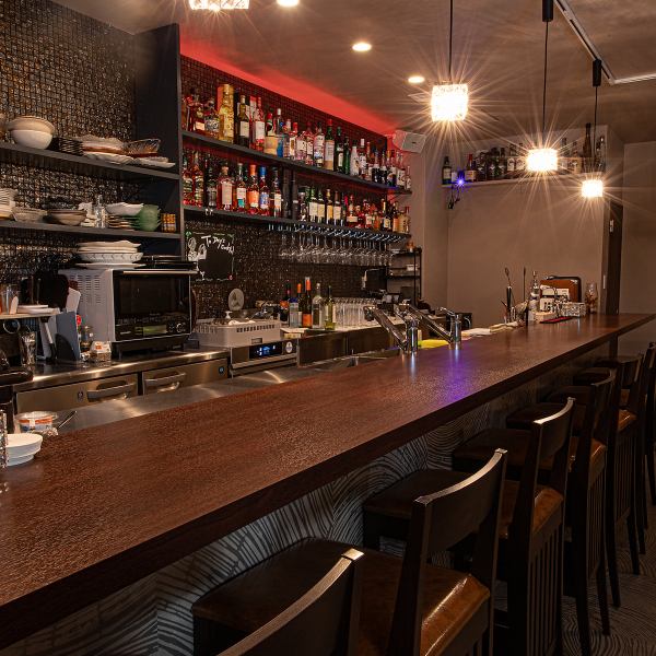 店内は照明を落とし、落ち着いた雰囲気を演出しています。カウンター席では、周りを気にせずお一人様でもゆったりと過ごすことができます。お酒と料理を楽しむ贅沢な時間を、しっぽりと味わいたい方にも最適です。女子会や宴会の後も、ゆっくりとお過ごしいただける空間です。