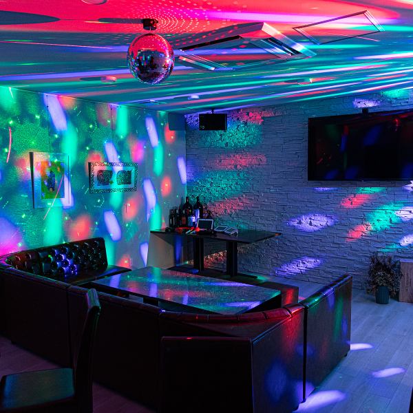 パーティールームは10名様から22名様まで貸切可能です。バースデーパーティーや歓送迎会、オフ会など、様々なシーンに合わせてご利用いただけます。駅近でアクセスも良好なため、ギリギリまで飲んで楽しめるのが魅力。お一人様からグループまで、どなたでもお気軽にご来店ください。