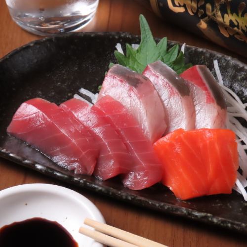 鮮度抜群の旬の魚を贅沢に盛り付けた一皿！"居酒屋 いろり"の刺身盛り合わせ