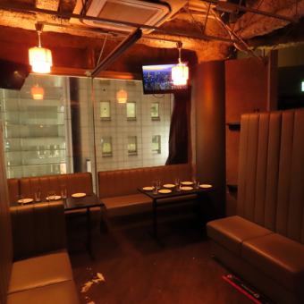 The interior of the store has many sofas, allowing you to relax in a calm atmosphere.