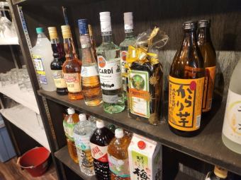 正面にはたくさんのボトルが並ぶカウンター席。1人飲みも大歓迎です♪
