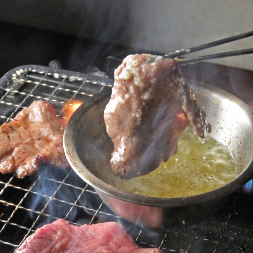 にんにくバターをつけて食べる牛タン!