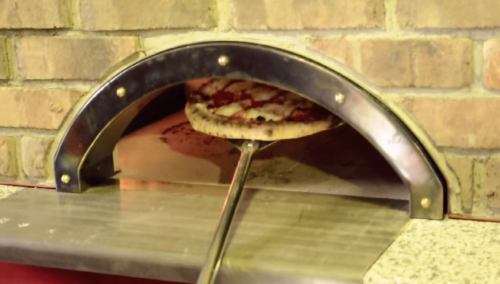 自制的烤正宗比萨饼