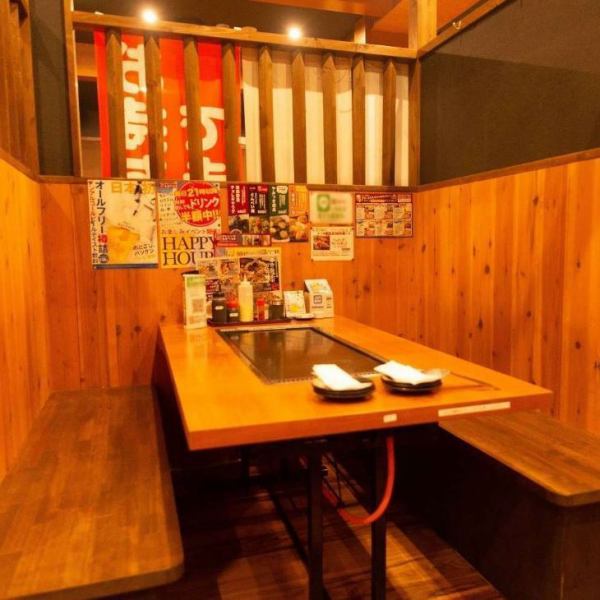 [Equipped with various types of seats] The okonomiyaki and monjayaki restaurant "Momotaro", which is a 2-minute walk from Fushimi-Momoyama Station on the Keihan Main Line, has seats that can accommodate a wide range of scenes.There are semi-private rooms with horigotatsu (sunken kotatsu tables) where you can relax and table seats that are perfect for dining with friends.We also accept reservations for seats only, so please feel free to contact us!