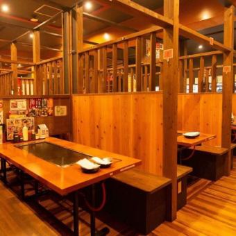 It is a table seat that can accommodate from 2 people to a maximum of 6 people.If you want to enjoy all-you-can-drink okonomiyaki and monjayaki, please come to our shop ☆