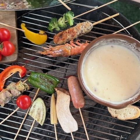 THE CAMP BBQ fondue! All-you-can-drink BBQ with 11 varieties and cheese set in the middle! All you have to do is grill it, dip it in and eat it!
