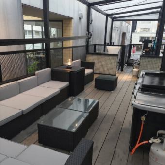 ゆったりソファー席！！アメリカ製ウェーバーBBQグリル使用！！