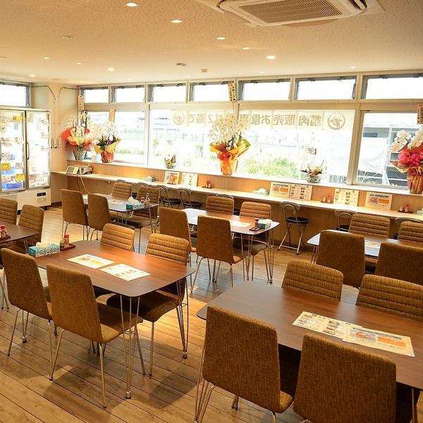 [Table seats for 2-4 people] We have table seats for small groups.A clean and spacious space is a shop where you can easily eat rice, regardless of age or gender, such as local regulars, people working in the neighborhood, families, students etc. ♪