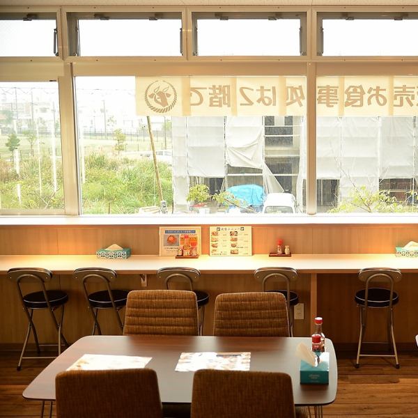 [1 person ~ counter seat] Enjoy a casual meal by yourself ♪ The well-lit lighting gently illuminates the table and creates a calm atmosphere.Please enjoy while relaxing in the spacious store!